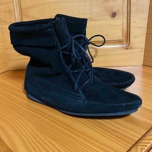 Black leather Minnetonka moccasins boots